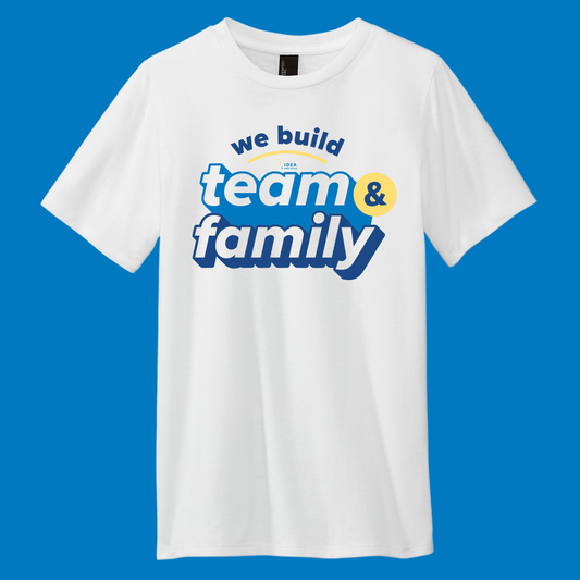 Camiseta con el lema "Formamos un equipo y una familia"