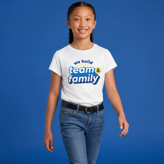 Camiseta con el lema "Formamos un equipo y una familia"
